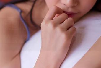 GIRLT果团网 - 在教室里，甜Abby愉快迷人的身影，精选图片带你随意游荡