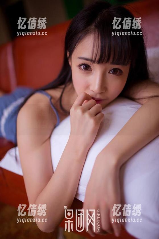 GIRLT果团网 - 在教室里，甜Abby愉快迷人的身影，精选图片带你随意游荡
