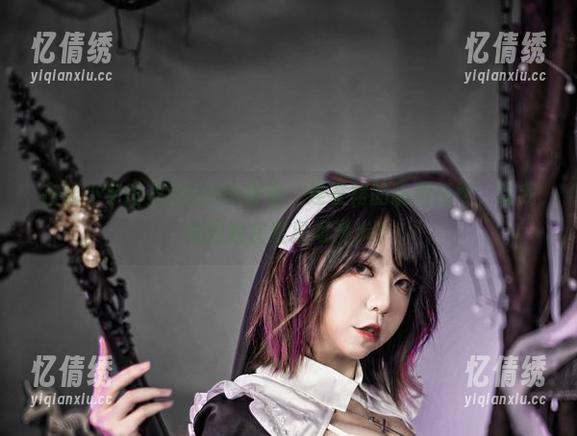 在线小宇宙里的Leah梓未，连衣裙的随意搭配，让我觉得她在星星间漫步？
