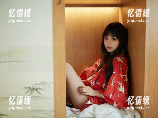 在线追随“Shika小鹿鹿”的JK&死库水写真，没想到这种风格也有它独特的好玩之处。