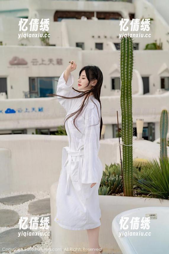 Xiuren秀人网-laura阿姣 Xiuren秀人网 - 如何把一条吊带裙和几双美腿完美复刻到网盘?请看laura阿姣的“制霸”写真教学!