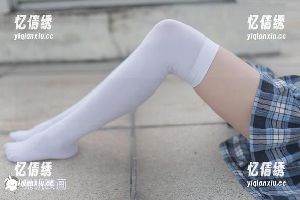 在兔玩映画的肉丝白裙里寻求资源，心里总有点疑惑，这是谁的裙子呢？