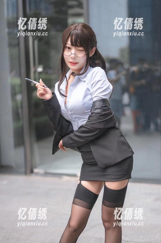 圣诞特供：坏露露香宝的写真，无需买一送一，就这么看着！
