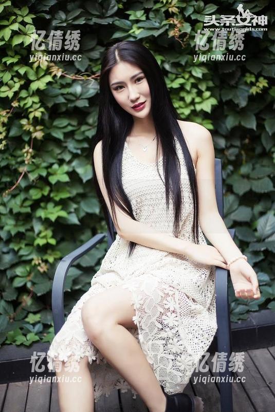 头条女神 - 教室风景线，张梓柔的美图让人心生向往，还有点小微妙～