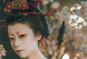 奈汐酱Nice修女的美图更新：谁说修女不能有自拍自由？