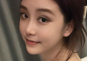 微密圈 - 别说，奶雯的红色漏背裙在图库里，是个不小的风头呀，值得分享！