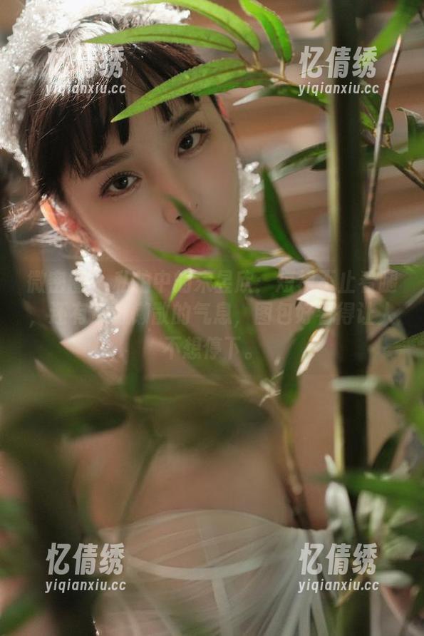 微密圈 - 私拍中的宋昱欣：短裙不止看腿，还有那份懒散的气息，图包好看得让人不想停下。