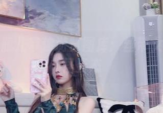 小小奶瓶儿带你游览图库：丝带女友的搞怪姿态