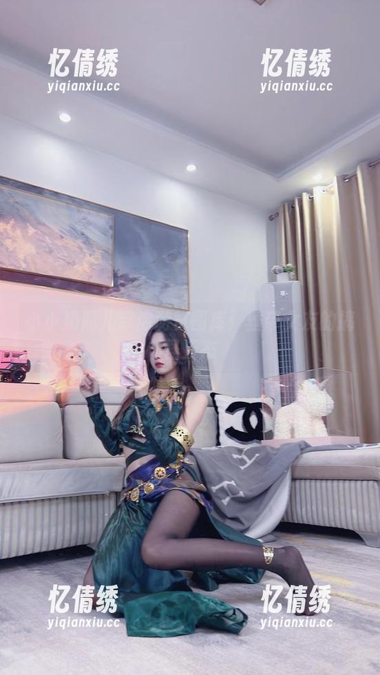 小小奶瓶儿带你游览图库：丝带女友的搞怪姿态