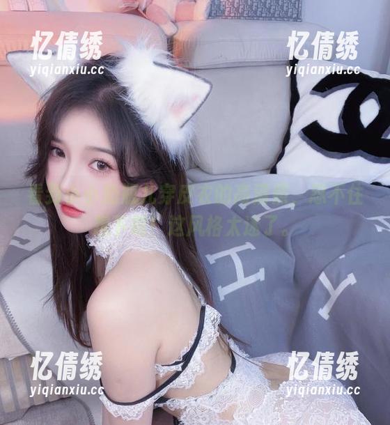 看到小小奶瓶儿穿皮衣的高清照，忍不住想下载！这风格太迷了。