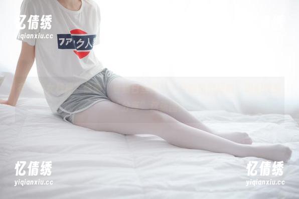 在“少女秩序”偷懒，看到白丝和格子裙的亲密接触，咱们快来“分享”这张图！