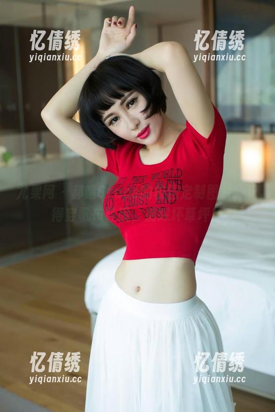 尤果网 - 郝晴Grace的校园定制图片，记得穿帆布鞋哦，别踩坏草坪！
