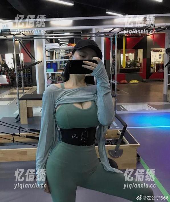 微密圈 - 左公子666诚意奉上：空乘女友的居家写真，穿着家居服也能优雅飞行