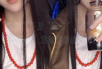 毕竟“御茶”不是“吃茶”，它是一种“楚楚子w”定制的静谧写真。