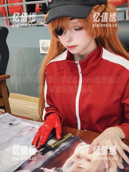 特软儿Sona 职业装不再无趣:特软儿Sona的壁纸美图,带你玩转职场风
