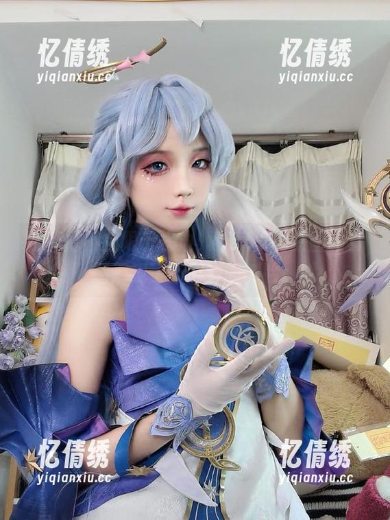 比基尼不止限于水边，狐玖玖的原图和套图展现了不一样的侧脸。