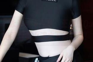 秀人网 - 泳池放飞自我：王婉悠Queen的美图图集上演水下滑稽剧！