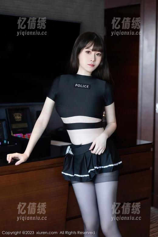 秀人网 - 泳池放飞自我：王婉悠Queen的美图图集上演水下滑稽剧！