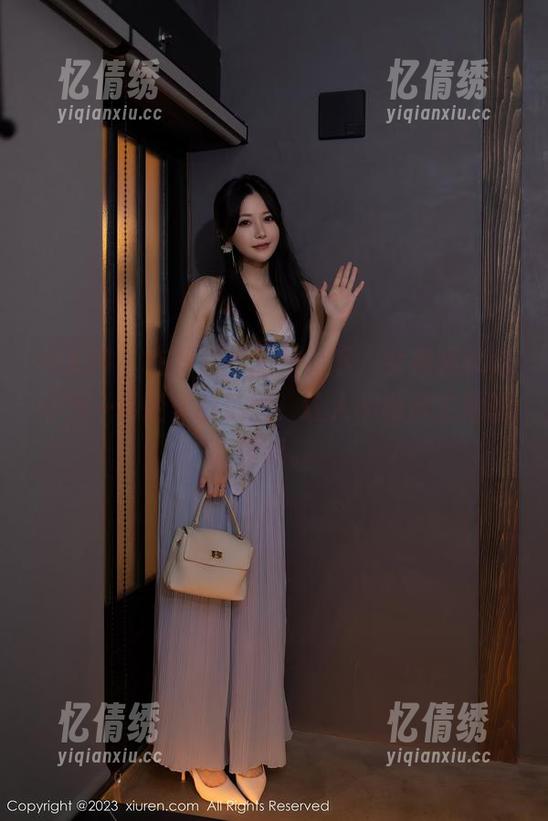秀人网 - 在罗爱乔的作品下，女神竟然化身为一种轻柔的氛围，让人不由自主地想靠近。
