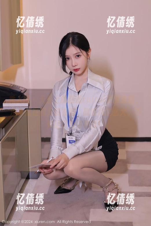 秀人网-蕊蕊ruirui 秀人网 - 天台上的蕊蕊ruirui更新套图,没事就在那儿试衣服,既然风这么大,不如让它也当模特!