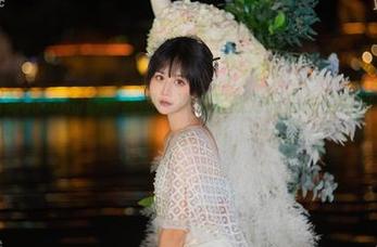 镂空？萌芽儿o0的最新套图一次满足我对时尚的所有好奇，哈哈！