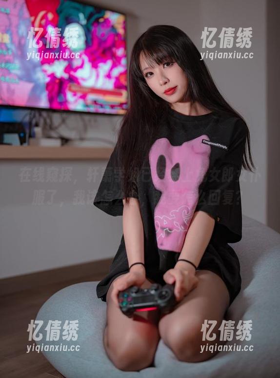在线窥探，轩萧学姐已经穿上兔女郎女仆服了，我该怎么办，我要怎么回复？