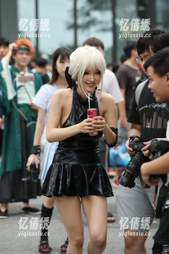 魔镜街拍-婷婷 魔镜街拍 - 资源分享!婷婷的最新灰裙上班look,微薄的丝料居然让我想到了什么……哦,对,午后的茶。
