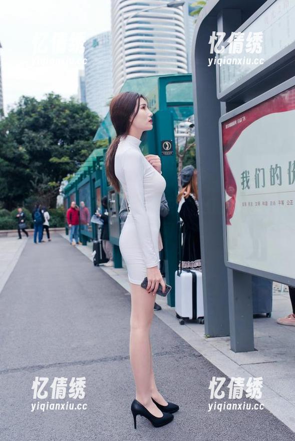 魔镜街拍：辉辉模拍图包，网红无圣光，尴尬而不失可爱？