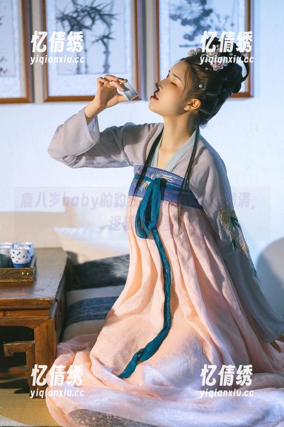 鹿八岁baby的豹纹在线秀，资源满满，逻辑不重要
