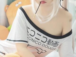 黑猫猫ovo又来了，组海洋球喵cos照片，反正就觉得超好玩